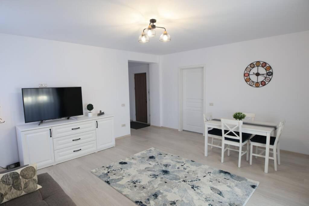 White Apartment Gura Humorului, Bucovina, Voronet Luaran gambar
