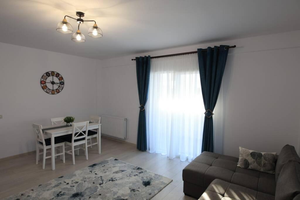 White Apartment Gura Humorului, Bucovina, Voronet Luaran gambar