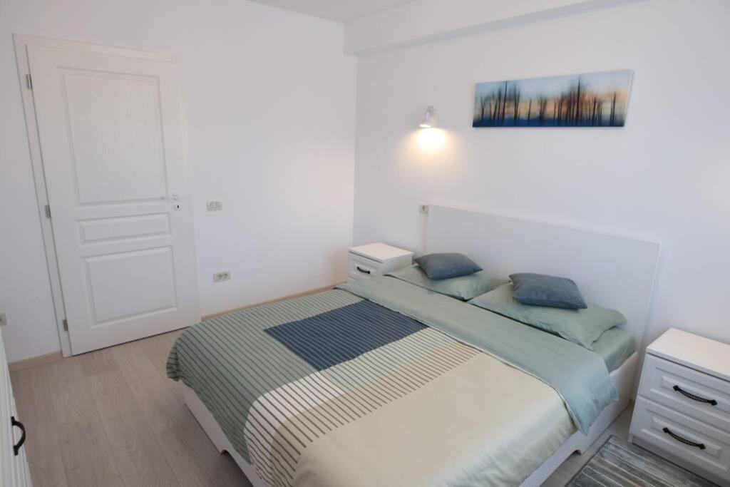 White Apartment Gura Humorului, Bucovina, Voronet Luaran gambar
