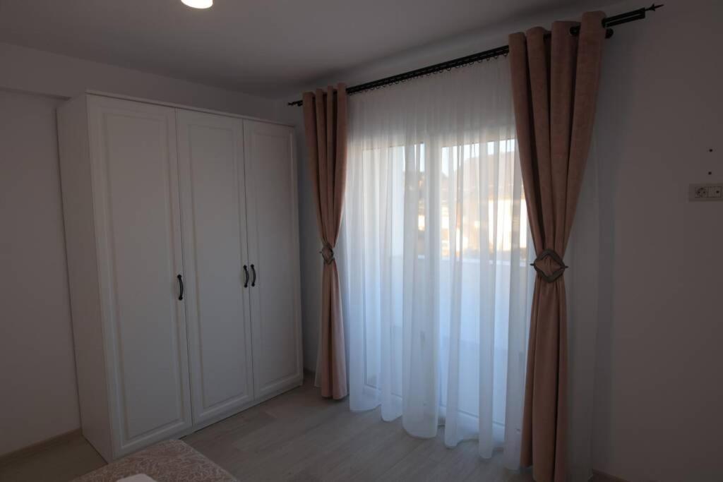 White Apartment Gura Humorului, Bucovina, Voronet Luaran gambar
