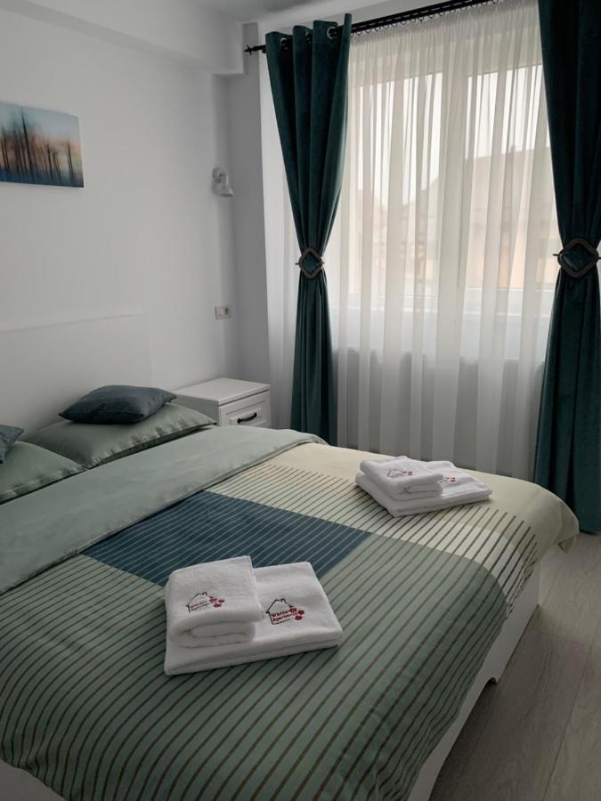 White Apartment Gura Humorului, Bucovina, Voronet Luaran gambar